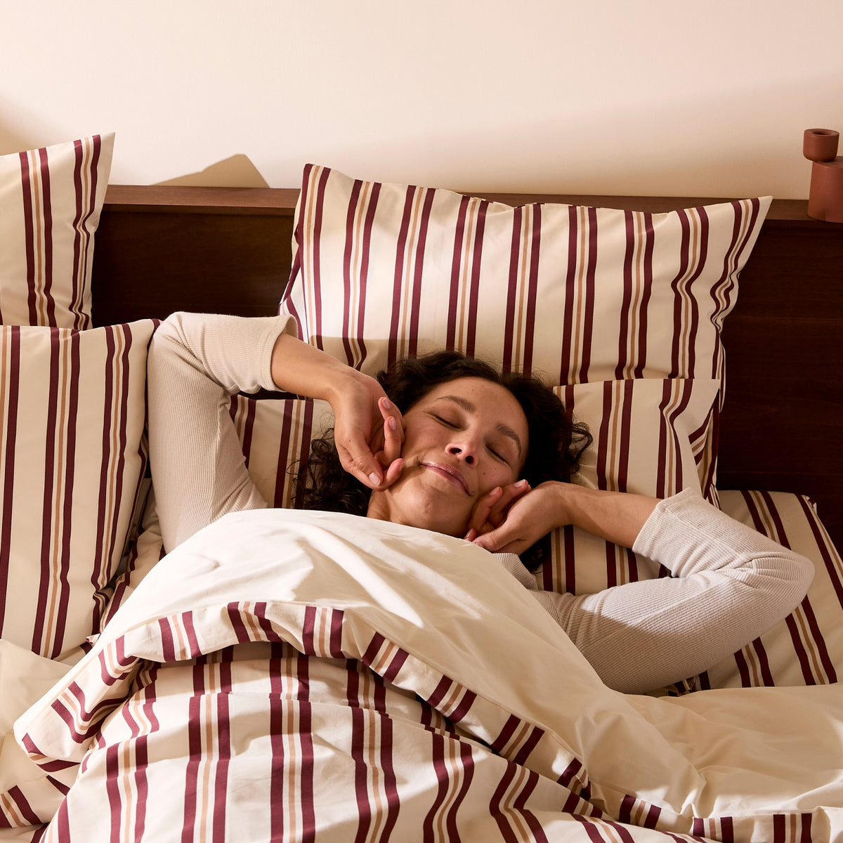 Le drap housse rayures bordeaux et noisette
